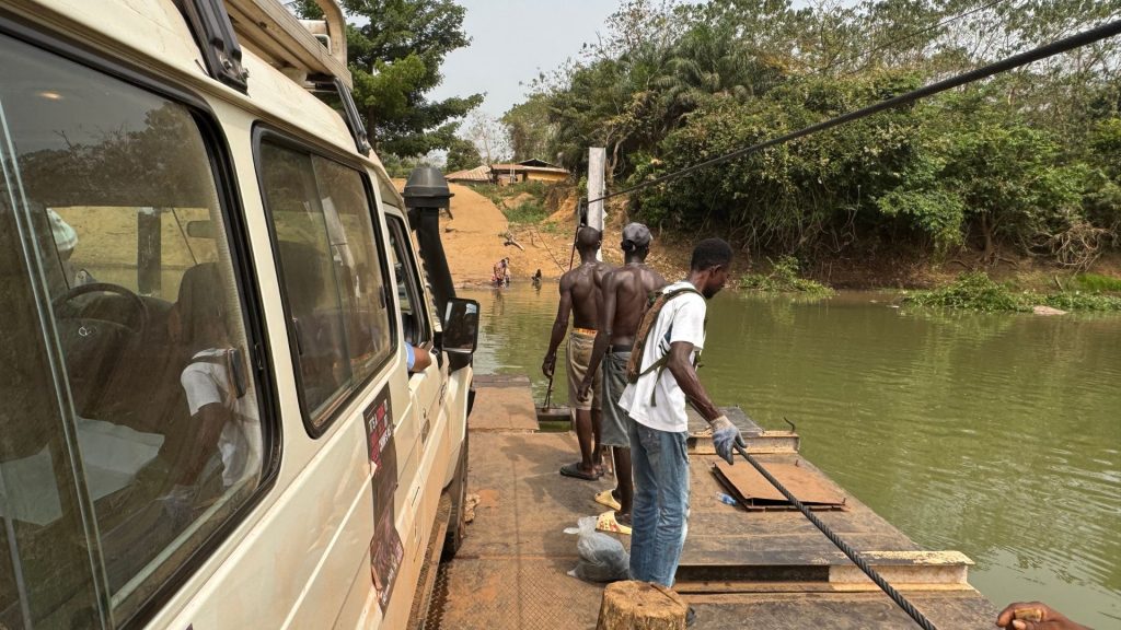 met een pontje over de riveri naar Outamba Kilimi. Natuureducatie in Sierra Leone